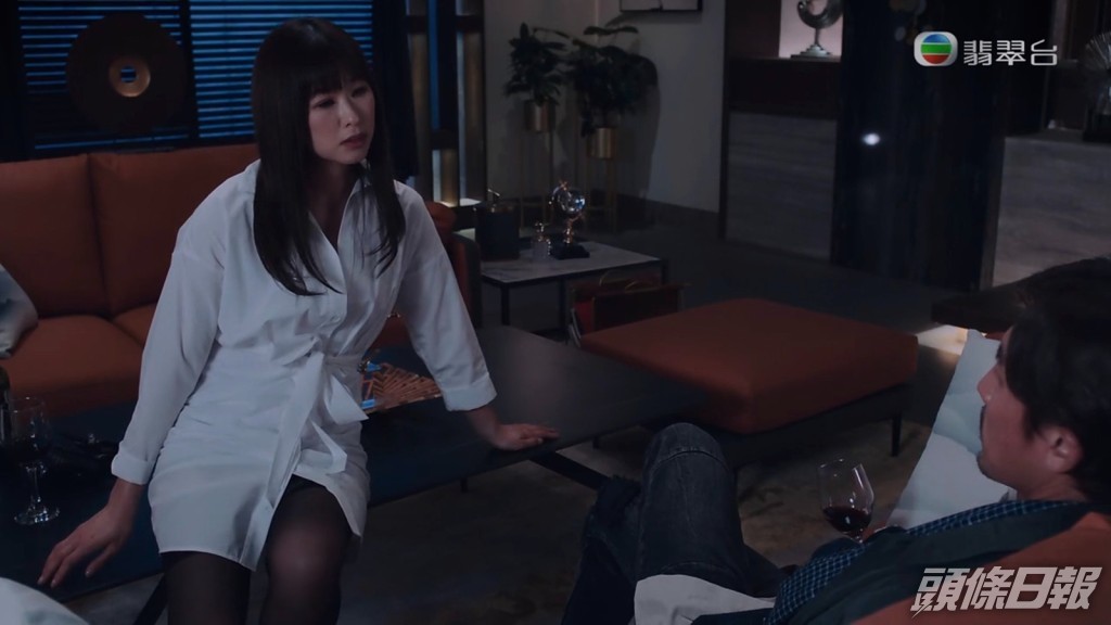 穿上白短裙黑絲襪。